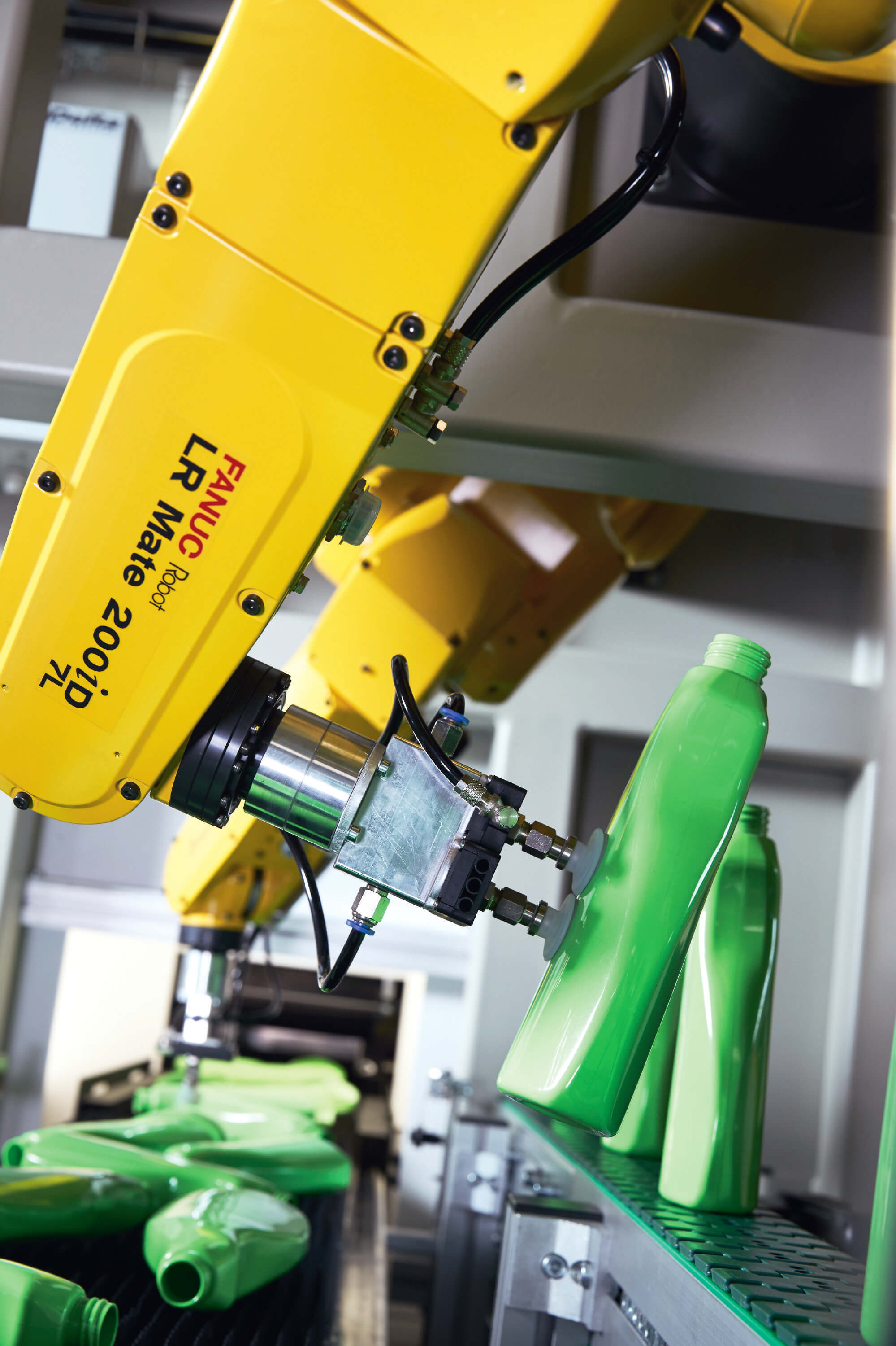 Image of fanuc arm picking plastic bottles